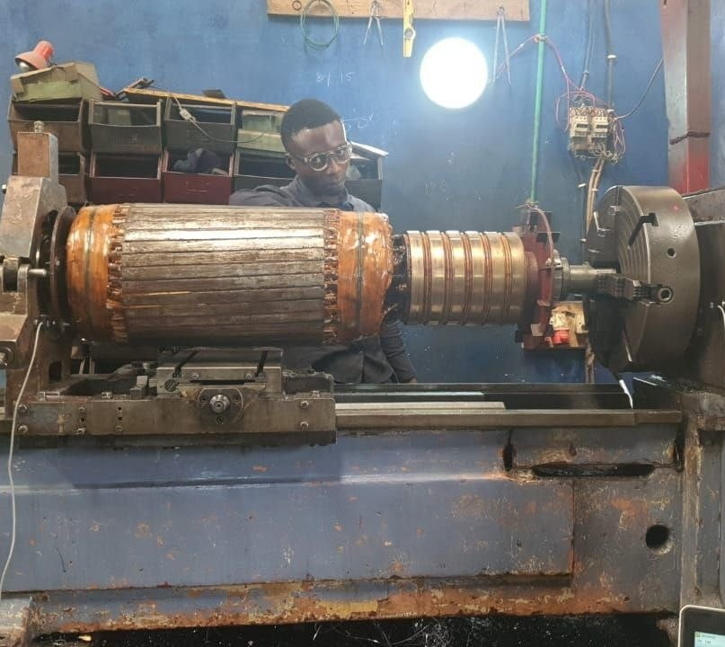 Équilibrage du rotor d'un grand moteur électrique : un ingénieur réalise la procédure d'équilibrage dynamique sur une machine spécialisée