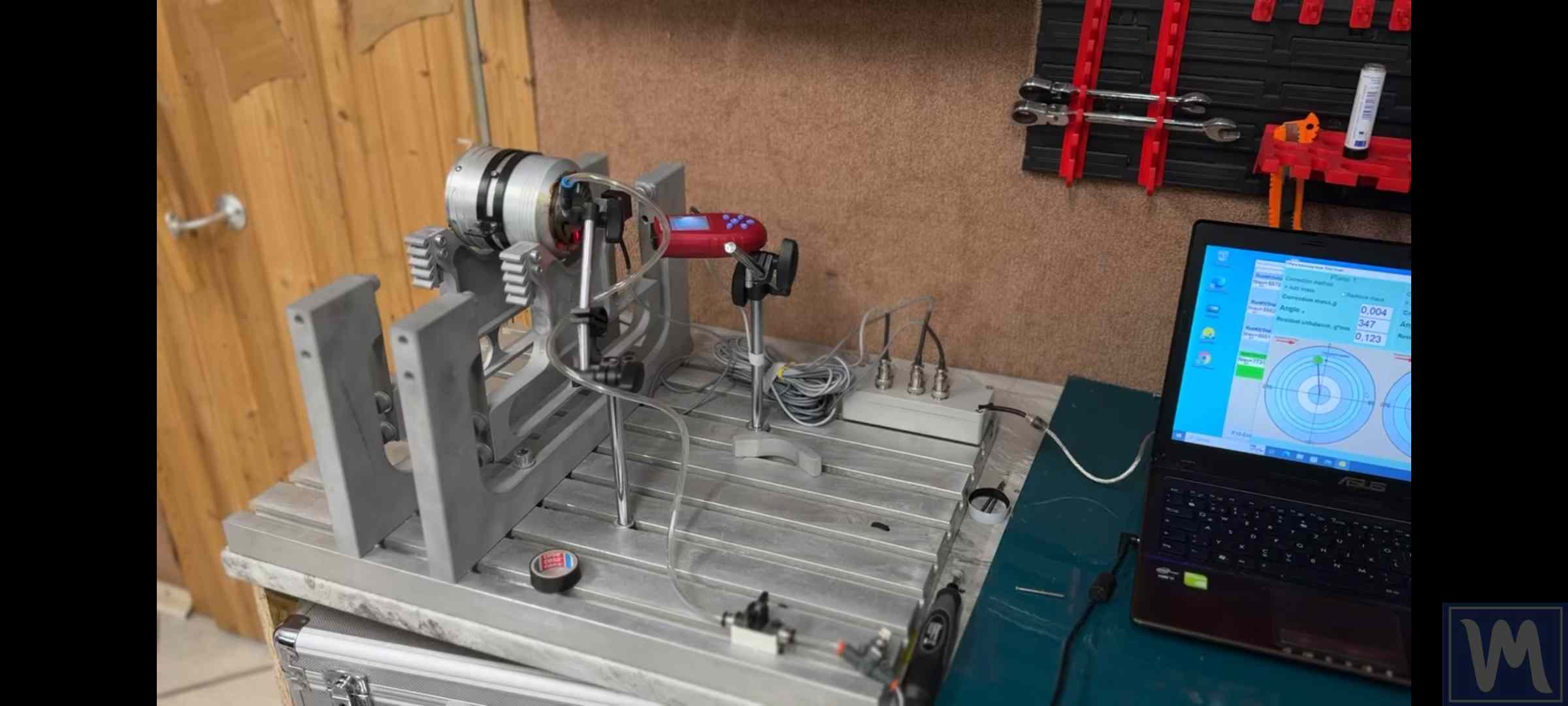 Rotor de turbine à vapeur sur une machine d'équilibrage dans un atelier
