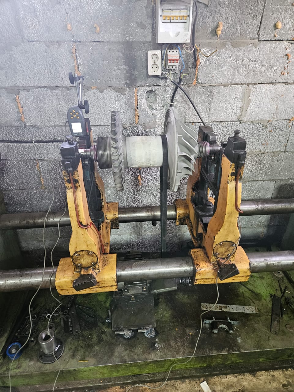 Banc d'équilibrage modernisé avec Balanset-1A OEM au travail sur un rotor.