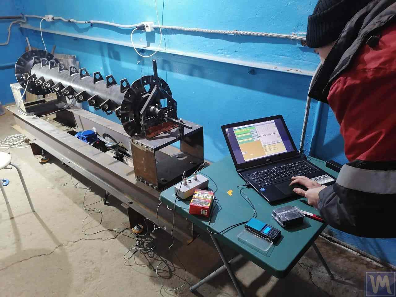 Exemple d'une machine d'équilibrage modernisée avec le système Balanset-1A OEM.