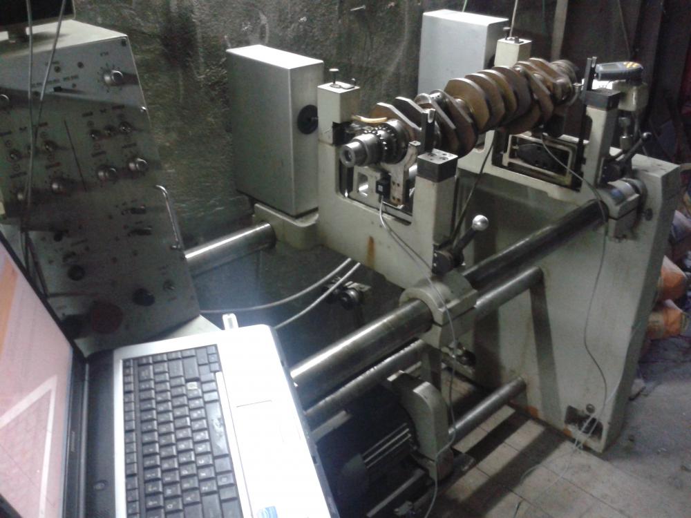 Modernisation d'un ancien banc Schenck avec Balanset-1A OEM pour l'équilibrage d'un vilebrequin.