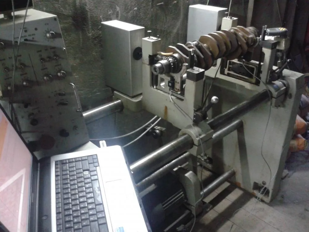 Modernisation d'un ancien banc Schenck avec Balanset-1A OEM pour l'équilibrage d'un vilebrequin.